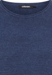 Dunkelblauer Pullover mit gerippter Textur und Rundhalsausschnitt. Das Etikett zeigt "olsen". Das Material wirkt weich und dehnbar.