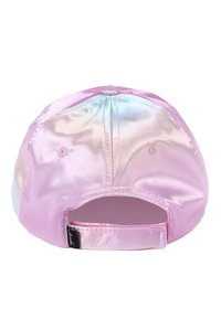 Cappellino da baseball in satin di colore rosa pastello, con visiera curva, fibbia regolabile e leggera lucentezza. Cuciture posteriori e etichetta con logo visibili.