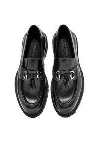 Mocasines de cuero negro con un acabado brillante, que cuentan con una tira decorativa con herrajes de plata y acentos de borlas. Suela de goma gruesa.