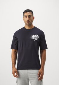 Navy cotton t-shirt with short sleeves, crew neck, featuring a white "New York Yankees" graphic and baseball design on the chest.