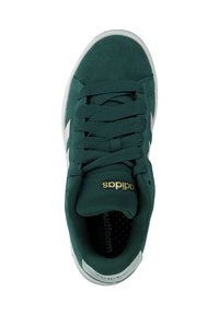 Gröna mockaskor med vita accenter. Utrustad med en vadderad tunga, runda snören och en texturerad innersula med subtil branding.