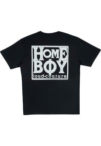 Schwarzes Baumwoll-T-Shirt mit einem großen weißen Druckdesign, auf dem die Worte "HOME BOY loud-couture" in einer fetten, grafischen Schriftart stehen.