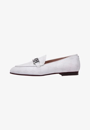 Mocassino basso in pelle bianca con motivo inciso sottile e dettaglio fibbia argento sulla parte superiore, tacco basso e punta appuntita.