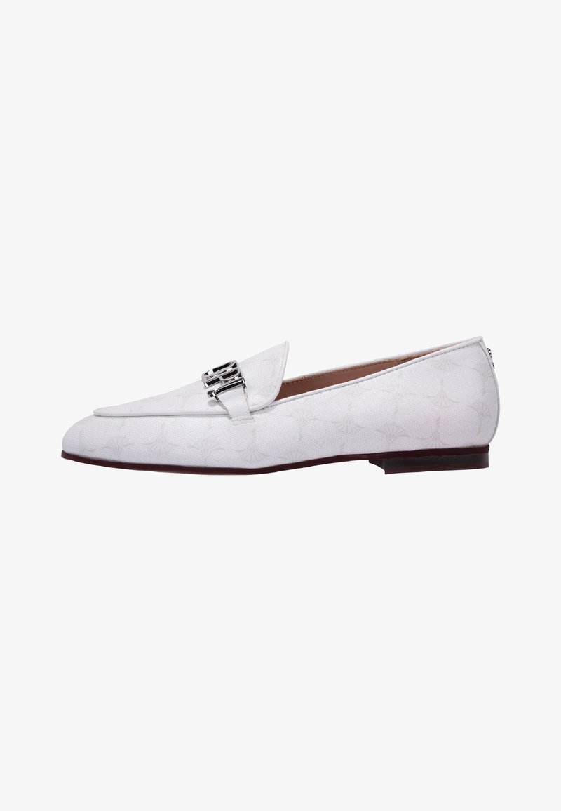 Mocassin plat en cuir blanc avec un subtil motif embossé et un détail de boucle argentée sur le dessus, talon bas et bout pointu.