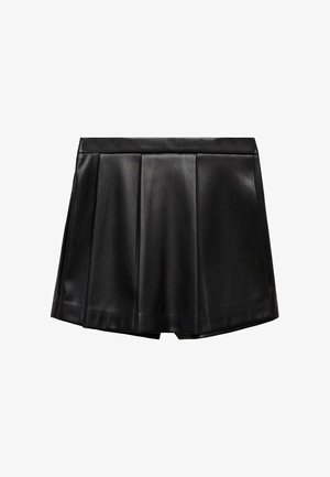 Mini-jupe plissée en similicuir noir avec taille haute et détails de panneaux, vue de face plate sur fond blanc.