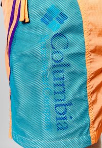 Pánské šortky Columbia s lehkým, prodyšným síťovaným materiálem v jasně modré barvě, s oranžovými akcenty a výrazným logem v modré.