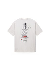 Λευκό βαμβακερό μπλουζάκι με μαύρο γραφικό σχέδιο σπαγγέτι και σάλτσας, με το κείμενο «EAT PASTA. E BASTA.» στην πλάτη.