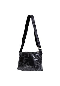 Borsa a tracolla nera con finitura lucida, caratterizzata da un design della mappa in grigio. Include una tracolla nera regolabile e dettagli in hardware dorato.