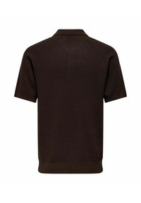 Polo shirt marrón de manga corta con un diseño de punto texturizado, que presenta un cuello clásico y un ribete acanalado en los puños y el dobladillo.