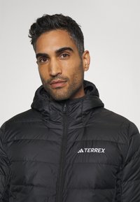 Adidas Terrex TERREX MULTI LIGHT DOWN HOODED - Chaqueta de plumas - black