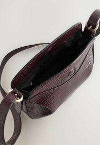 Burgunderfarbenes Leder-Crossbody-Bag mit geprägt Krokodilmuster, offenem Oberteil und einer goldfarbigen Hardware-Akzent am Riemen.