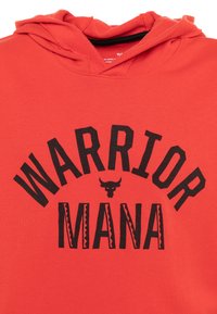 Sudadera roja con capucha que presenta "WARRIOR MANA" en texto negro. El diseño incluye un motivo de toro y acentos con patrón debajo del texto. Textura de tela suave.