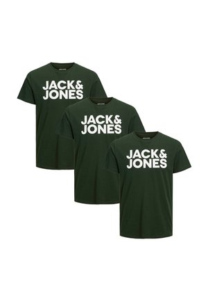 Tre magliette a maniche corte di colore verde scuro con la scritta "JACK & JONES" stampata in grandi lettere bianche al centro della parte anteriore.