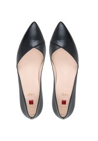 Paire de ballerines en cuir noir à bout pointu avec semelles intérieures beige, vues de dessus sur fond blanc, montrant le logo de la marque à l’intérieur.