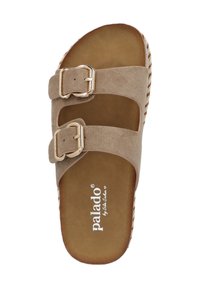 Beige slip-on sandal med to justerbare stropper, hardware i gyldentone, blødt suede-lignende materiale, og en polstret indersål med fletdetaljer.