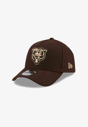 Dunkelbraune verstellbare Baseballkappe mit beigem, gesticktem, brüllendem Bärenlogo auf der Vorderseite und New Era Logo an der Seite.
