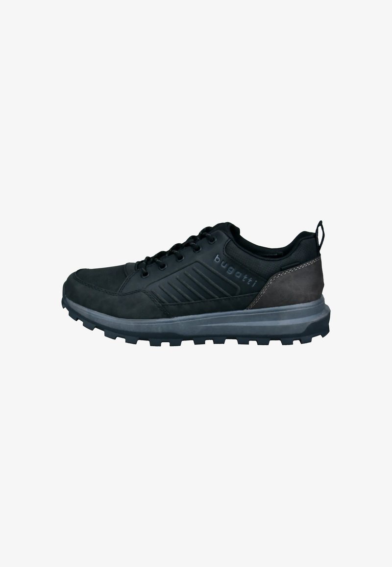 Schwarzer Sportschuh aus einer Mischung aus glatten und strukturierten Materialien, mit einer Gummisohle und Profil, sowie dezentem Branding an der Seite.