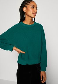 Anna Field Strikkegenser - green