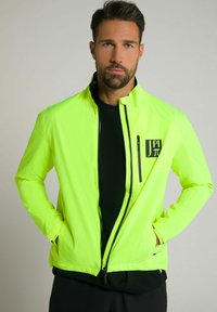 Helle neon-gelbe, leichte Jacke mit hohem Kragen, Reißverschluss vorne und schwarzen Akzenten, einschließlich einer Logotasche auf der Brust.