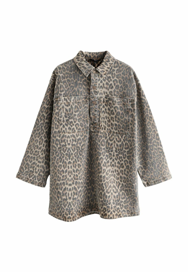 Oversized Hemd im Leopardenmuster aus beige und grauem Denim, mit Kragen, zwei vorderen Taschen und Knopfverschluss. Lange Ärmel mit Manschetten.