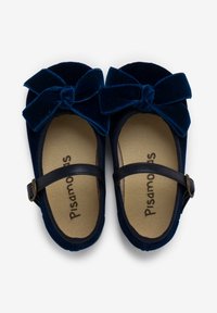 Zapatos Mary Jane de terciopelo azul marino con un lazo acolchado, punta redonda y correa negra ajustable. Suave forro interior con el nombre de la marca grabado.