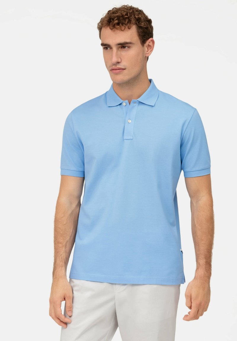 Polo shirt azzurro chiaro realizzato in tessuto liscio, con colletto, maniche corte e placca a tre bottoni. Design semplice senza motivi.