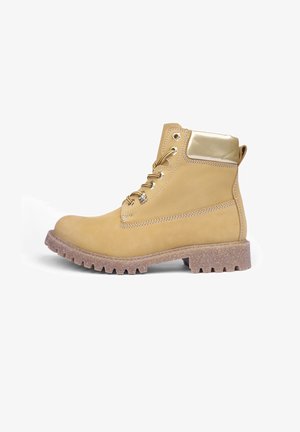 Tankleurige veterlaars voor werk met dikke bruine profielzool en gewatteerde metallic gouden kraag, getoond in rechterzijaanzicht op witte achtergrond.