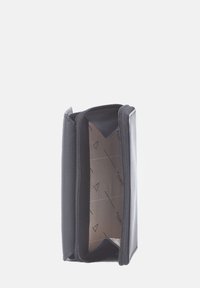Schwarze Lederbörse mit einem Reißverschluss, ausgestattet mit einer glatten Außenseite und einem gemusterten Stofffutter im Inneren. Das offene Design zeigt die Innenfächer.