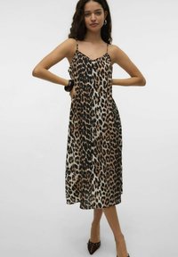 Abito midi con stampa leopardata, spalline sottili, tessuto fluido, scollatura a V e vestibilità comoda, che mostra una combinazione di colori nero e beige.