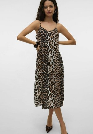 Robe midi à imprimé léopard avec de fines bretelles spaghetti, en tissu fluide, décolleté en V et coupe décontractée, mettant en avant un schéma de couleurs noir et beige.