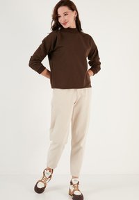 LELA HIGH COLLAR  - Sportska majica - brown