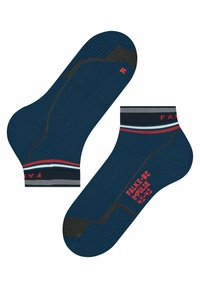Calzini a caviglia di un blu scuro con accenti a strisce rosse e bianche. Realizzati in un tessuto liscio, presentano una suola testurizzata e una stampa del logo sul lato.