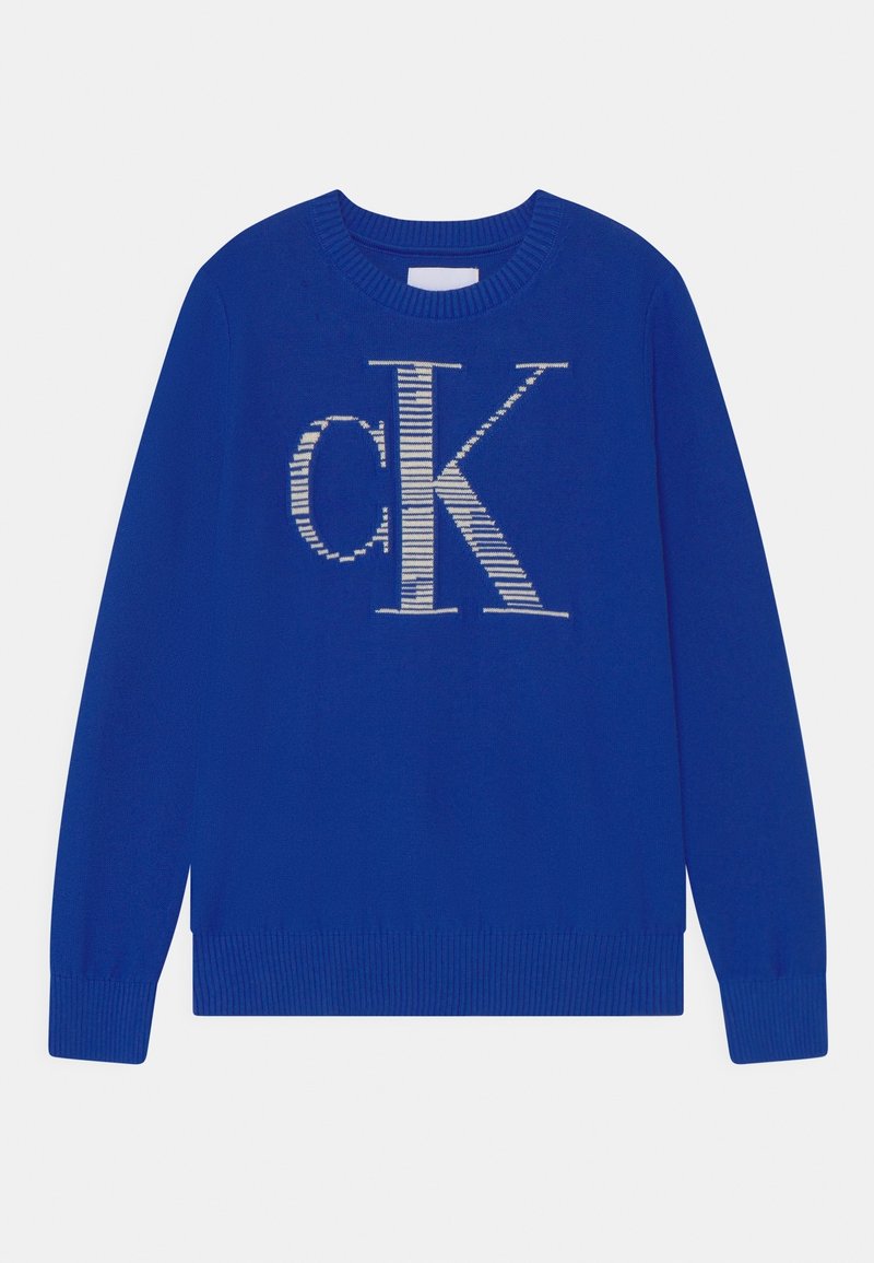 Pull bleu à manches longues avec col rond, logo "cK" rayé blanc centré sur le devant, et poignets et ourlet côtelés.