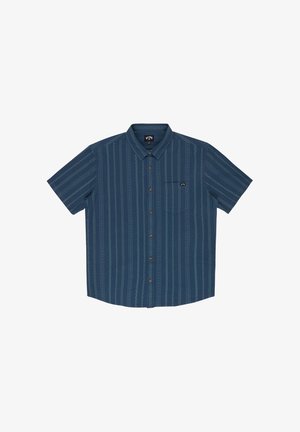 Chemise à manches courtes avec boutons, de couleur bleu foncé avec des rayures verticales vertes, une poche poitrine et des boutons marron. Tissu en coton avec une texture lisse.