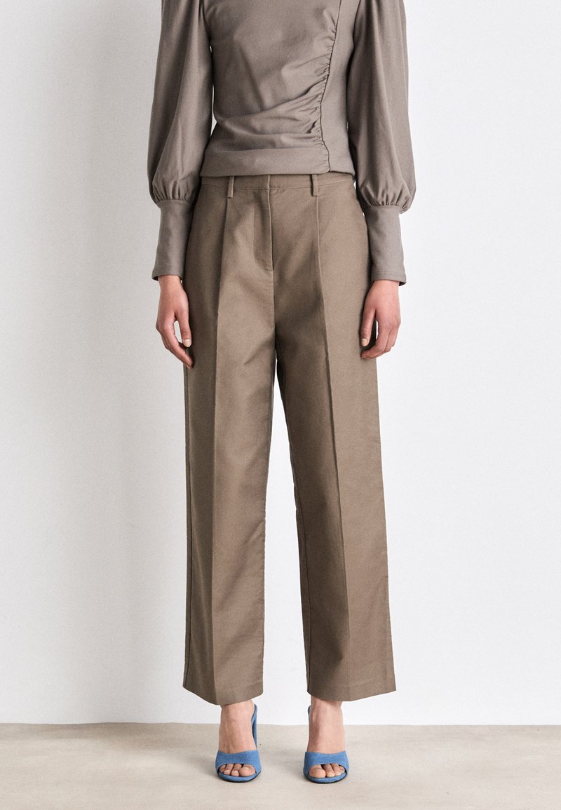 DKNY - WIDE LEG PANTS - Pantalon classique - mud, Agrandir