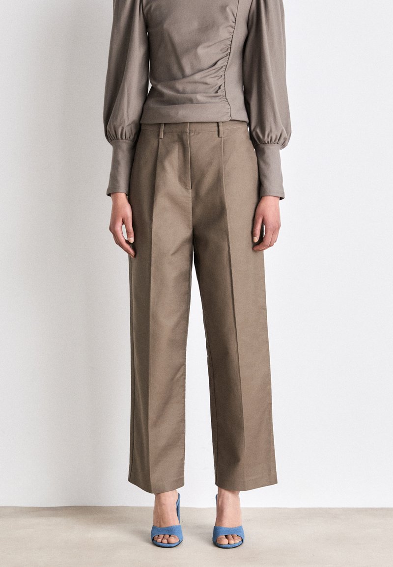 DKNY - WIDE LEG PANTS - Kelnės - mud, Padidinti