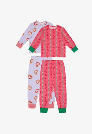 Due paia di pigiami per bambini a maniche lunghe; uno rosa con motivi a forma di pasta e polsini verdi, l'altro lavanda con cuori arancioni e polsini rosa.