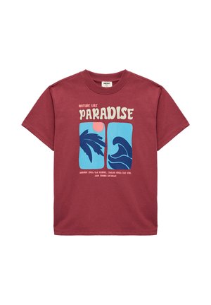 Bordowa koszulka z krótkim rękawem z niebieską grafiką przedstawiającą palmę i falę oraz tekstem "Nature like Paradise" i małym sloganem pod spodem.