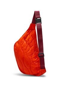 Gequilted oranje schoudertas met een gestructureerd oppervlak, verstelbare bordeauxrode schouderband en een opvallende asymmetrische vorm voor het dragen.