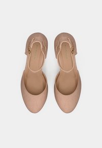 Šviesiai rožiniai baleto bateliai su lygiu paviršiumi, suapvalintu pirštu ir kulkšnies dirželiu su auksiniu sagtimi. Prekės ženklo "ANNA FIELD" ženklas atspaudas viduje.