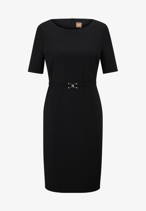 Czarna sukienka z krótkimi rękawami, dopasowana sylwetka i okrągły dekolt. Posiada dekoracyjną srebrną klamrę na pasującym pasku.