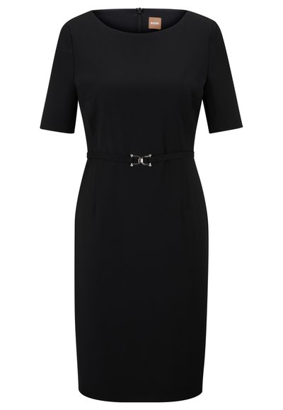 Robe noire à manches courtes, silhouette ajustée et décolleté rond. Présente une boucle décorative en argent sur une ceinture assortie.