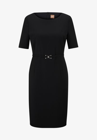 Robe noire à manches courtes, silhouette ajustée et décolleté rond. Présente une boucle décorative en argent sur une ceinture assortie.