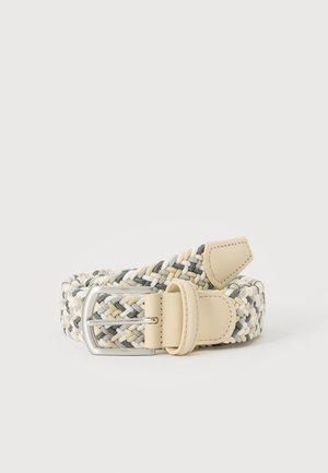 Ceinture tressée en beige, blanc et gris, avec une boucle métallique argentée et des accents en cuir beige sur un fond uni.