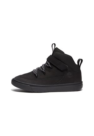 Sort mellemhøj sneaker med grå snørebånd, Velcro rem, tekstureret sål, trækflapper på hæl og tunge samt diskret præget logo på siden.