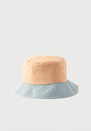 Pălărie tip găleată în două nuanțe, cu cupolă de culoare piersică deschisă și bor lat, cusut, de culoare albastru deschis.