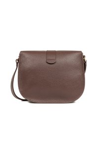 Borsa a tracolla in pelle marrone con superficie texturizzata, forma curva, chiusura a scatto magnetica e una singola tracolla regolabile.