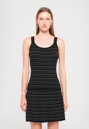 Svart kjole laget av ribbet stoff med horisontal stripemønster. Den har brede stropper og en utsvingt skjørt, med en tett innfilt bodice.