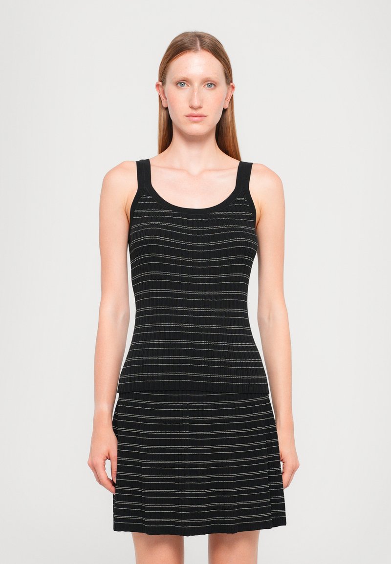 Svart kjole laget av ribbet stoff med horisontal stripemønster. Den har brede stropper og en utsvingt skjørt, med en tett innfilt bodice.