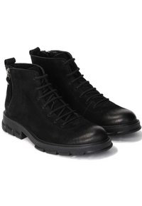 Botas de cuero negro hasta el tobillo con un acabado suave, que cuentan con cordones en la parte frontal, cremallera lateral y suela de goma texturizada para mayor agarre.